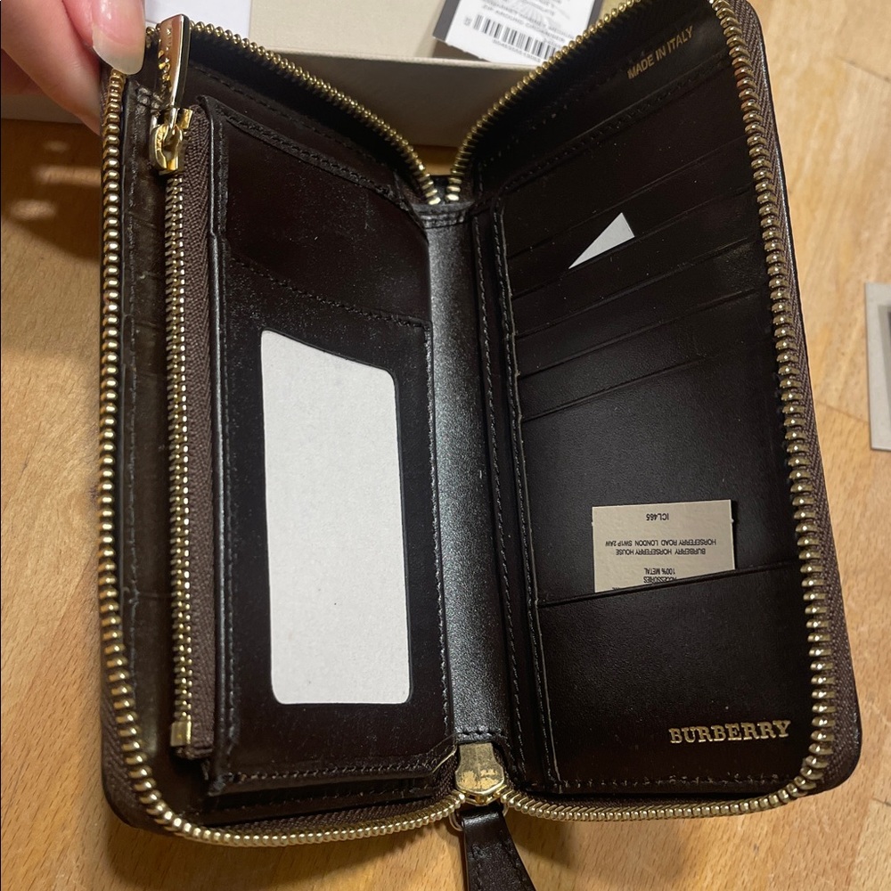 Burberry - Brand new medium zip around wallet organizer - Picture 5 of 9